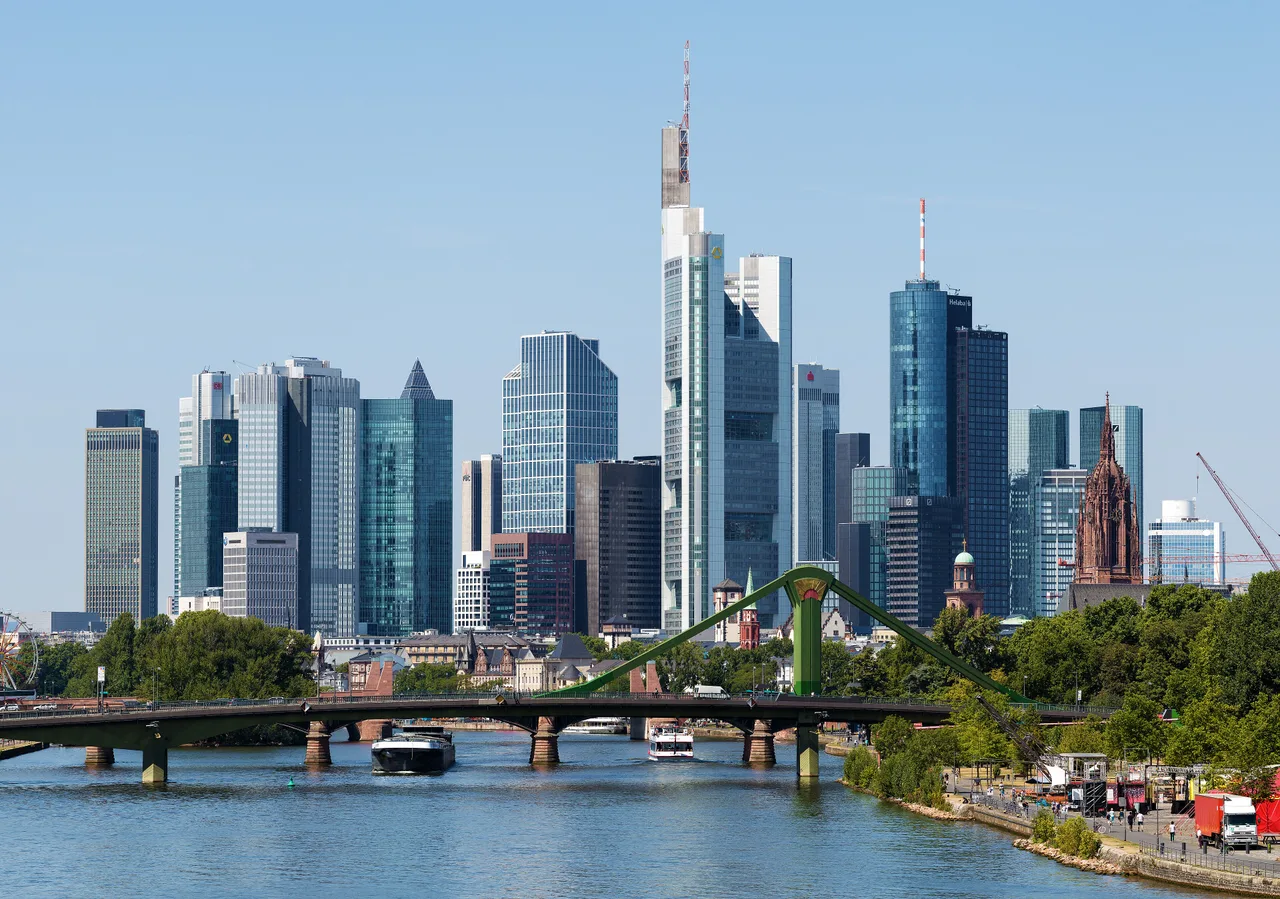 Frankfurter Skyline mit Commerzbank Tower, Main Tower und Mainufer