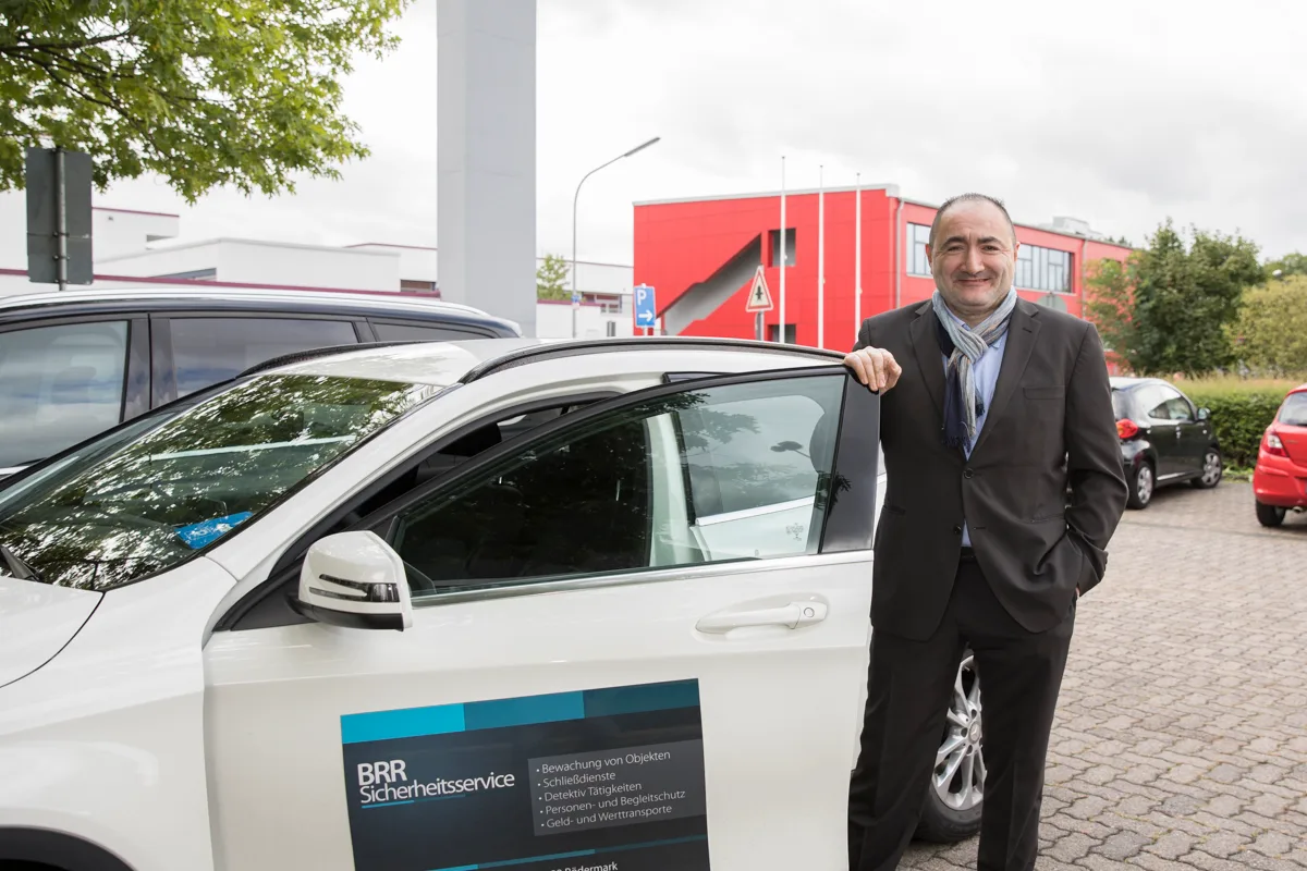 Mustafa Basak neben einem BRR-Fahrzeug