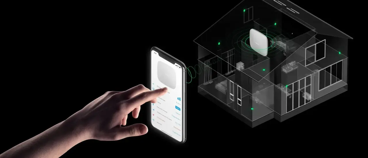 AJAX-Systemdarstellung mit Smartphone und Sensoren im Haus