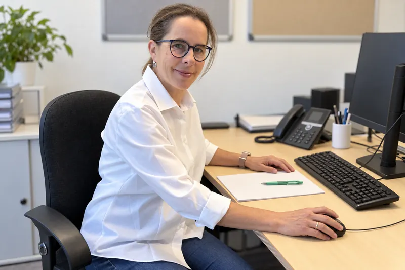 BRR-Mitarbeiterin am Schreibtisch im Sekretariat